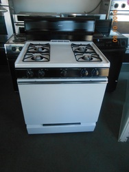 HOTPOINT 30 INCH FREE STANDING GAS RANGE 4 BURNERS BROILER ON BOTTOM BLACK GRATES AND KNOBS WHITE WITH CHROME HANDLES